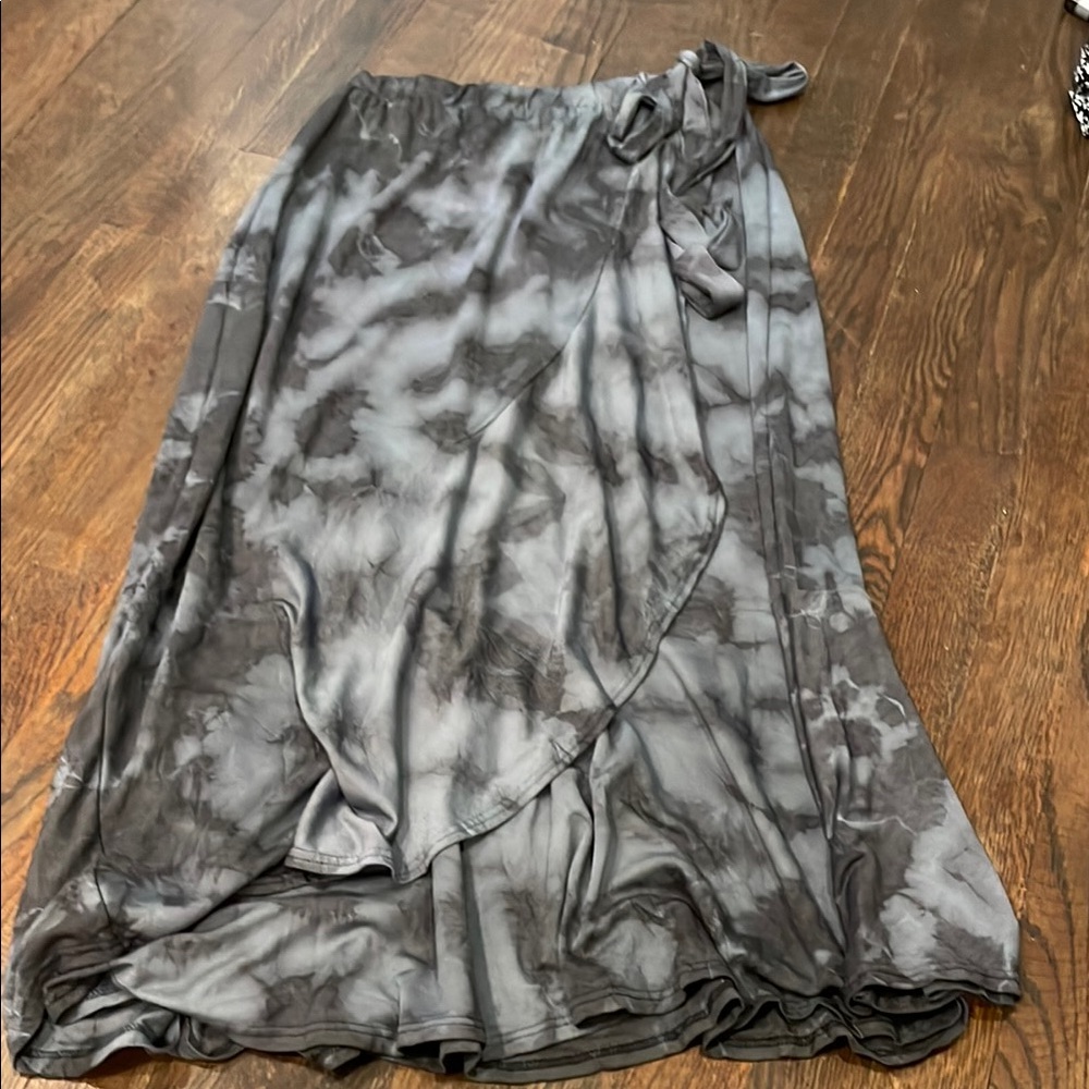 Elegant Gray Tie-Dye Skirt